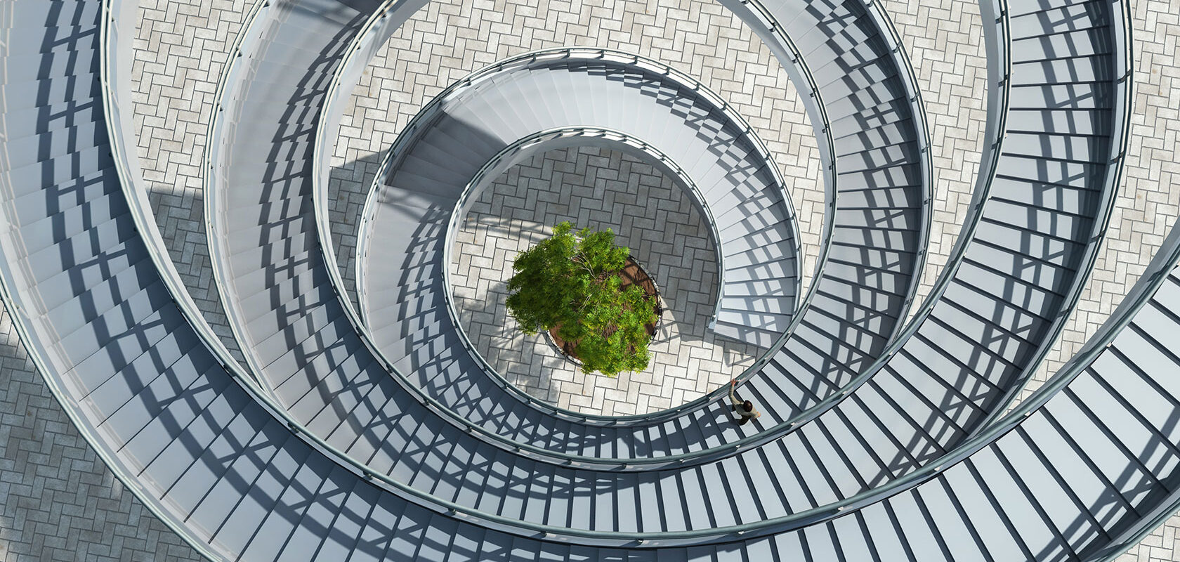 Spiraltrapp med ett grönt träd i fokus