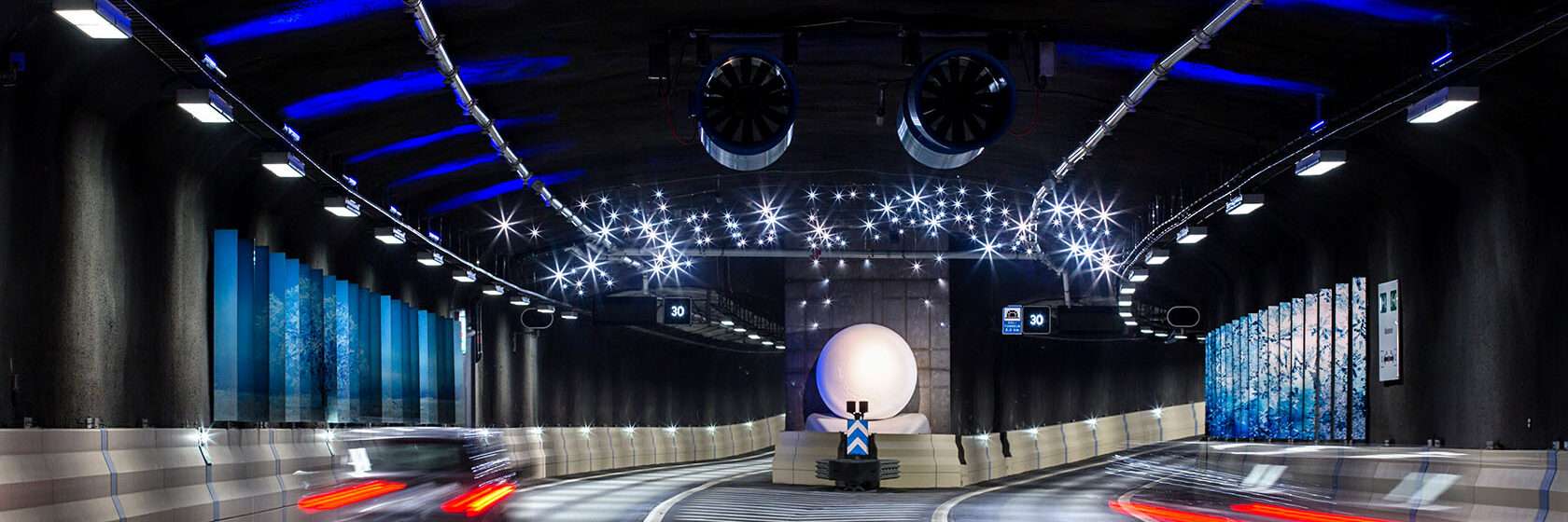 Bild på konst i Norra länken med blått sken