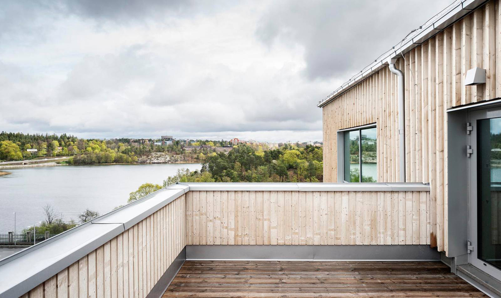 Ett hus med utsikt från en balkong.
