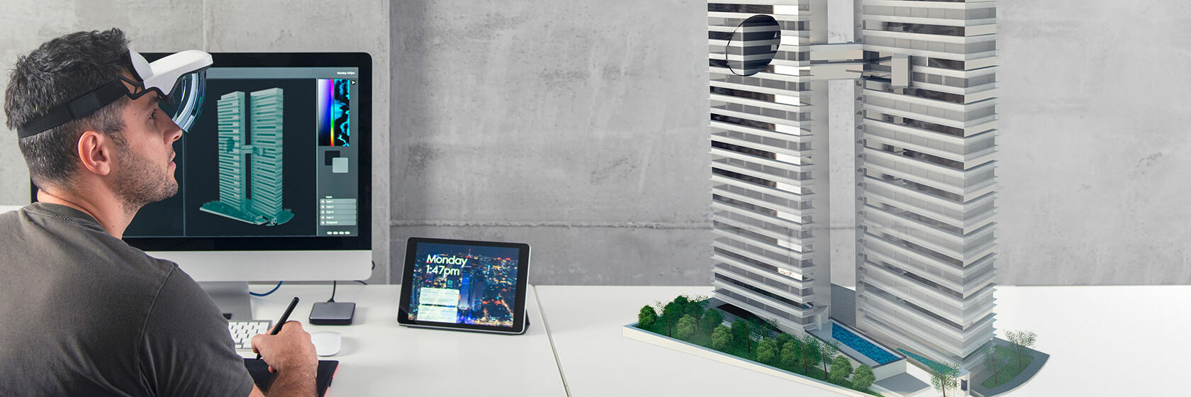 man som tittar på modell av hus