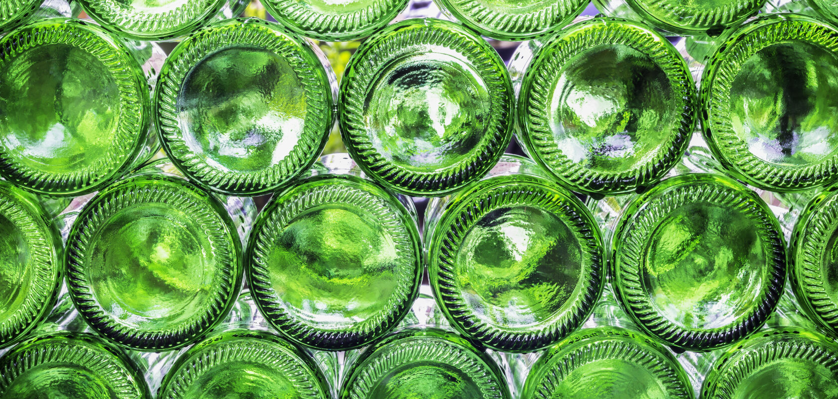 Tomma gröna glasflaskor