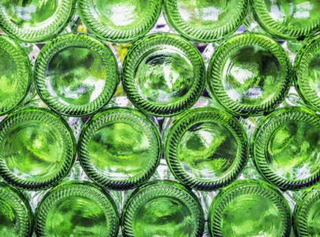Tomma gröna glasflaskor