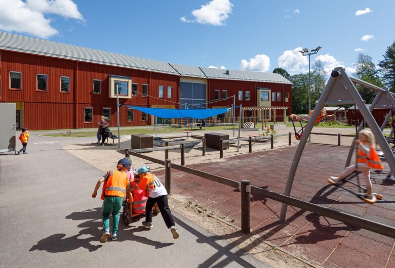 Lekande barn på skolgård i Munkfors