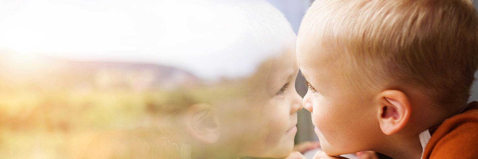 Pojke tittar ut genom tågfönster