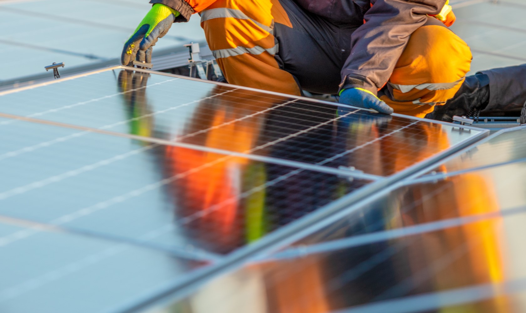 person installerar solceller