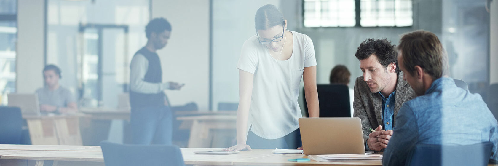 människor i kontorsmiljö