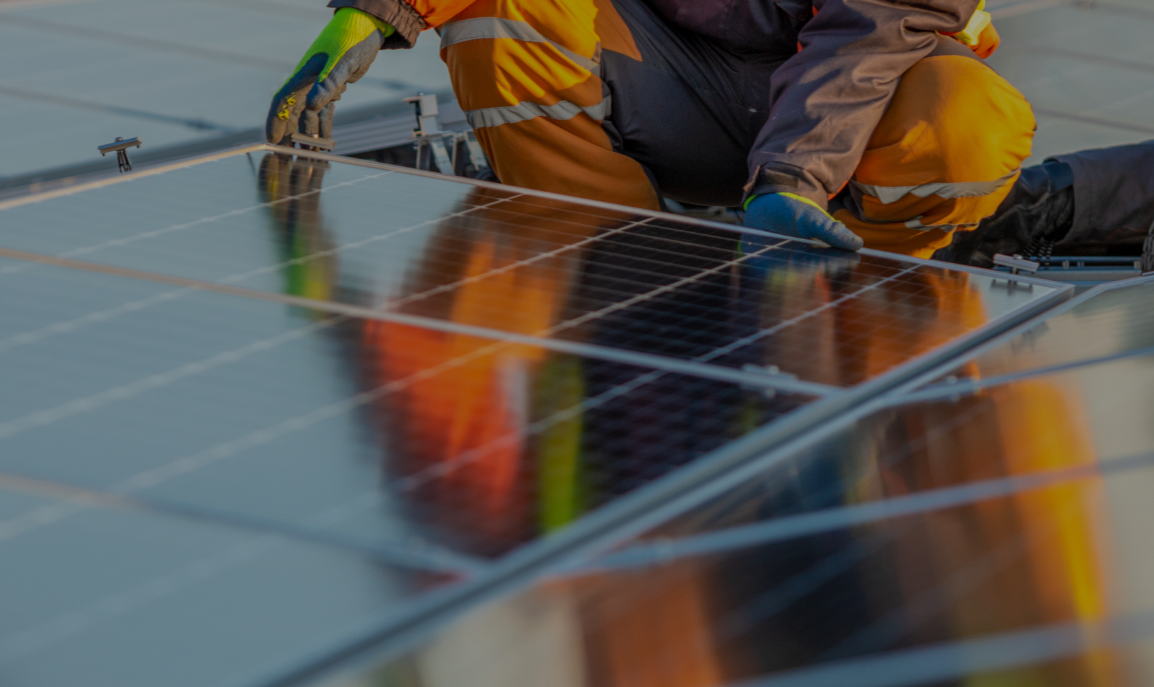 Man som installerar solceller