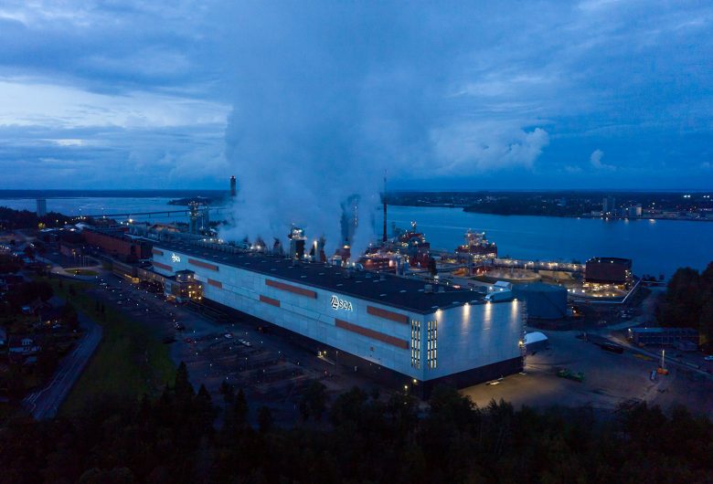 SCA Obbolas fabrik intill vattnet i skymningen