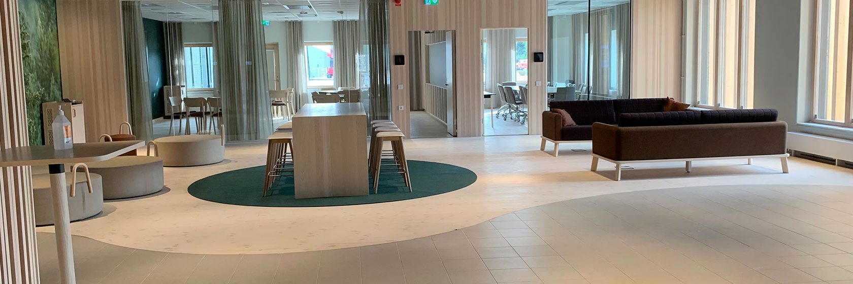 En ljus öppen hall med möbler i