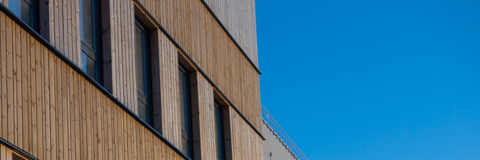 Träfasad mot blå himmel