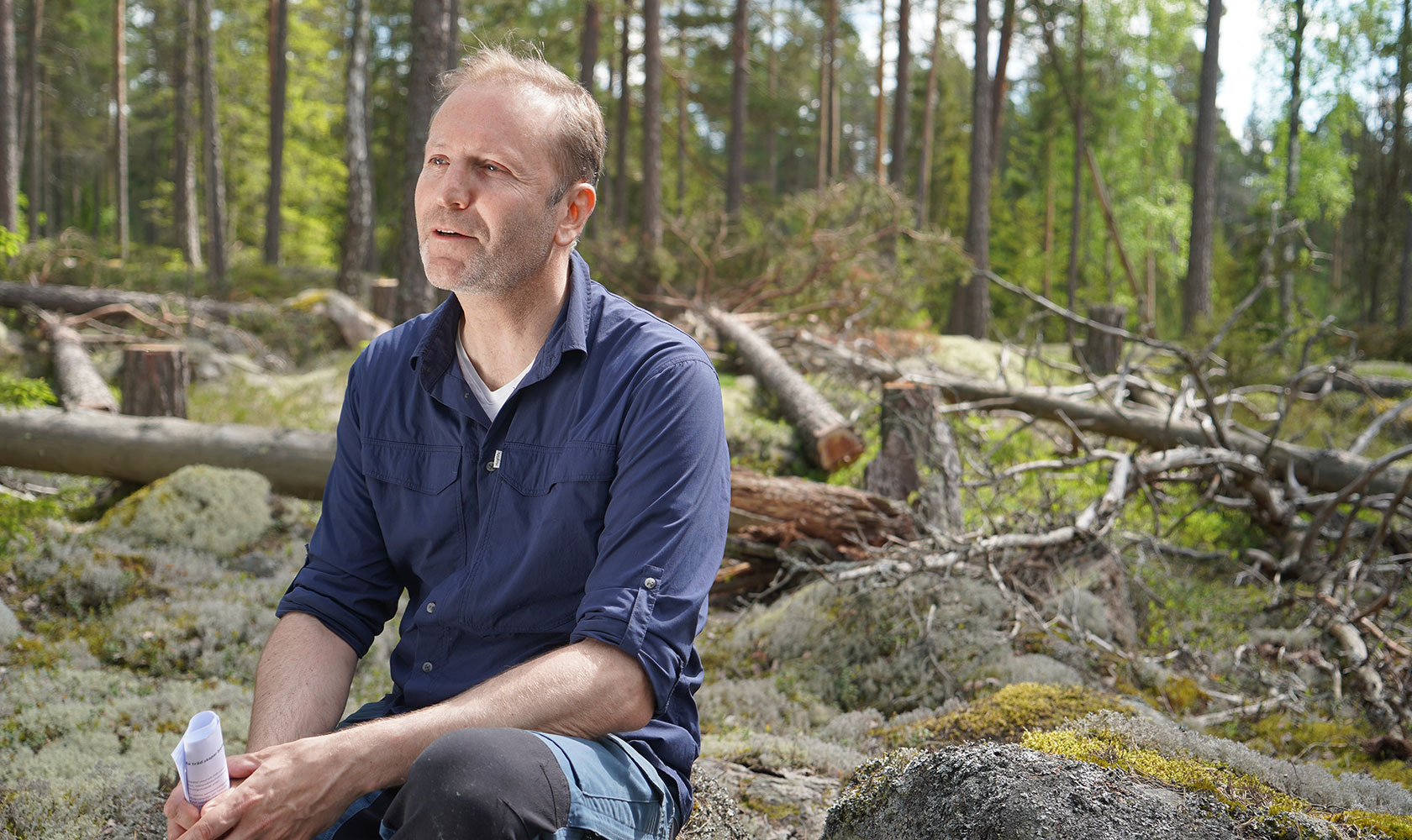 Karl Ingvarson framför döda träd