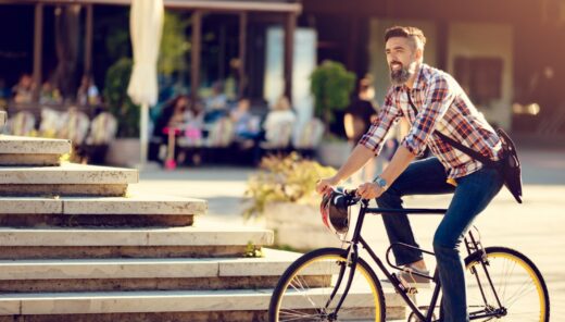 Man på cykel i stadsmiljö