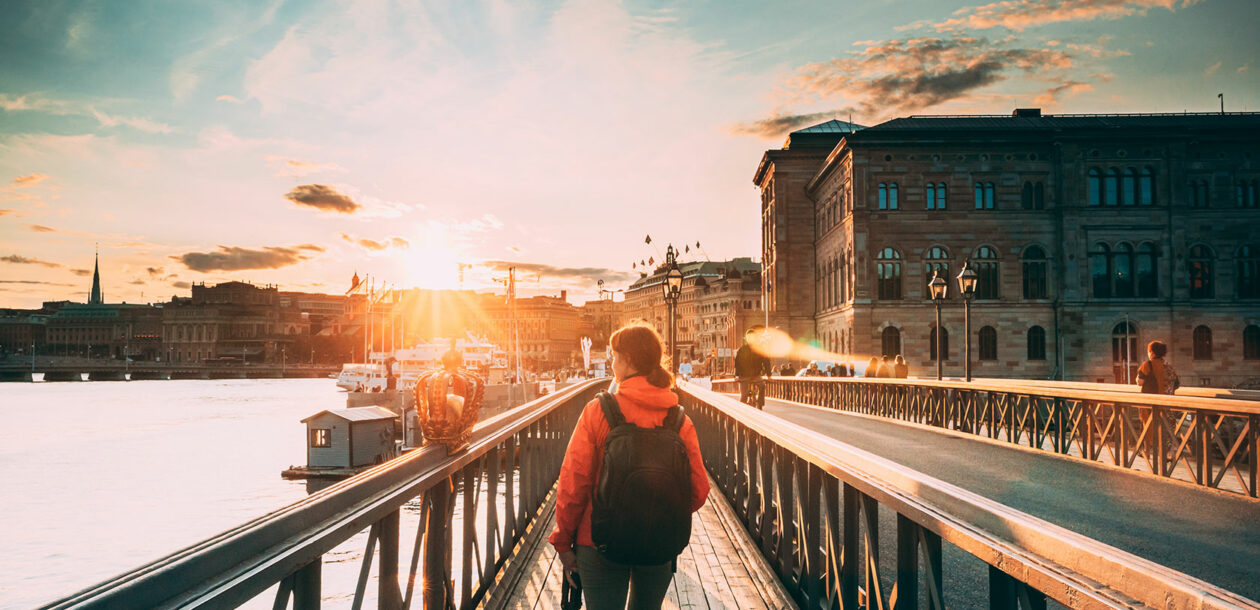 Kvinaa gåendes på Skeppsbron