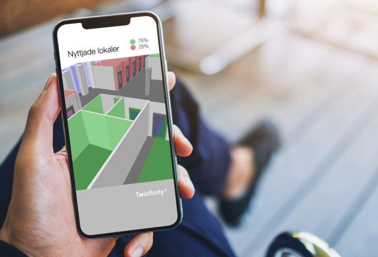 En person håller en mobil i sin hand
