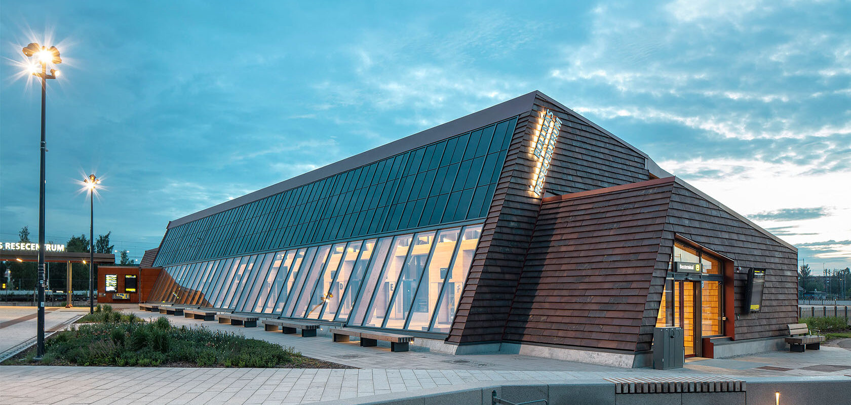 Bollnäs resecentrum i nattljus