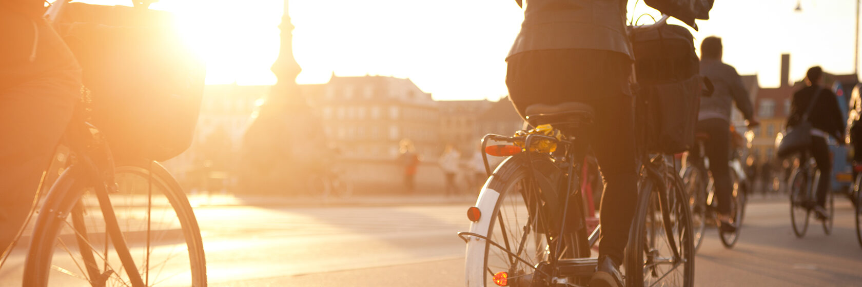 Närbild på cyklister i solnedgång