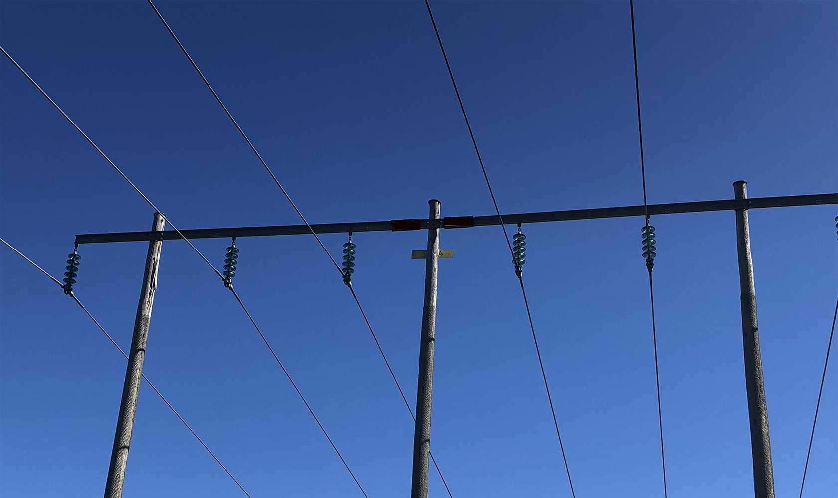 Kraftledningar mot en blå himmel