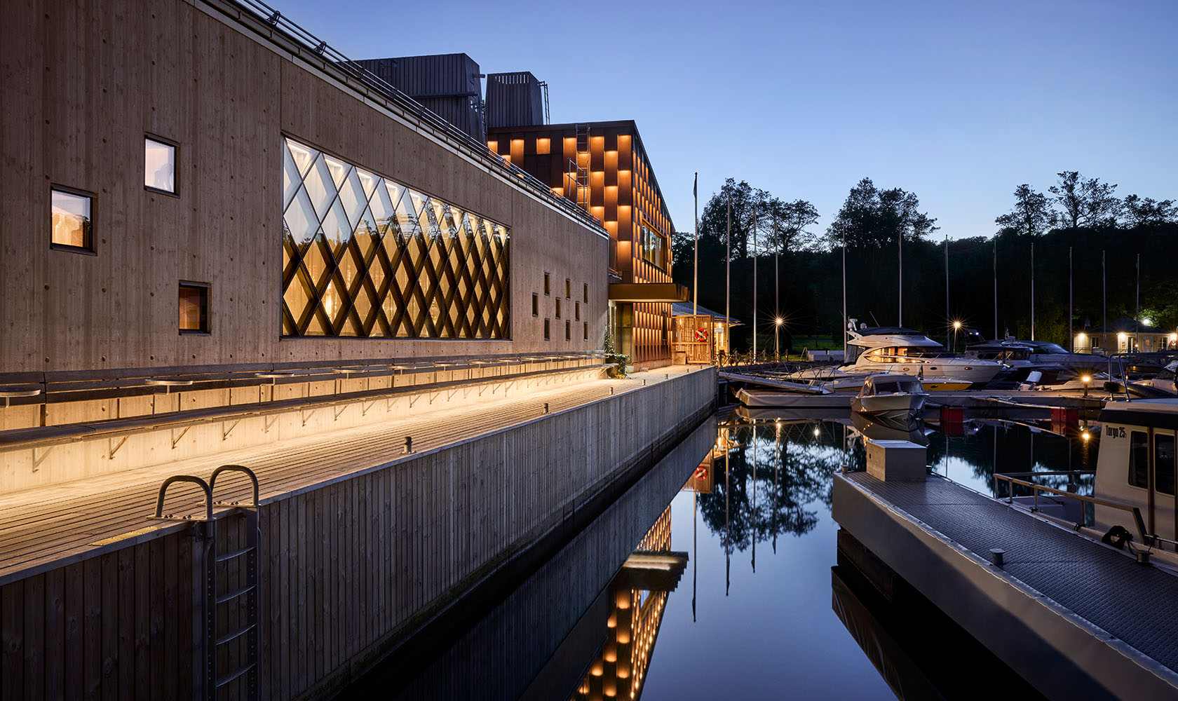 Upplyst hamn utanför Aira