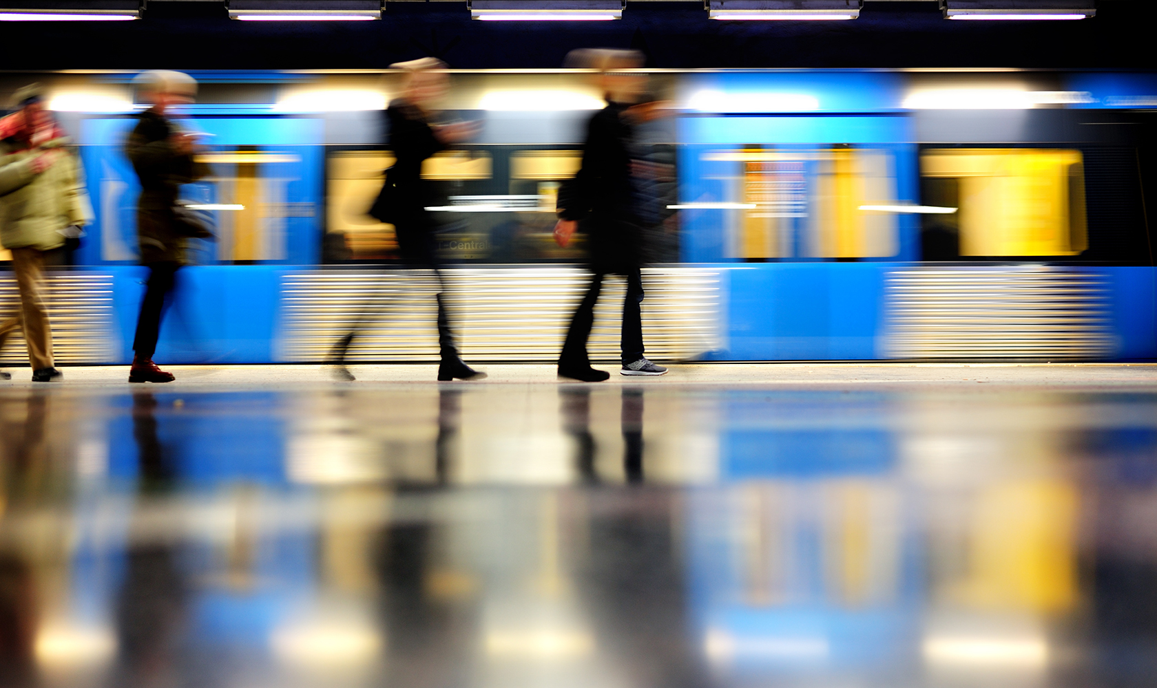 Ett tunnelbanetåg glider in på perrongen