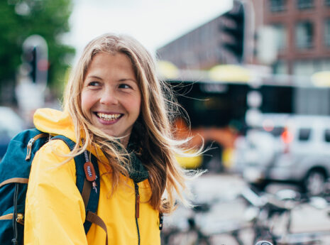 Kvinna i gul jacka med cykel