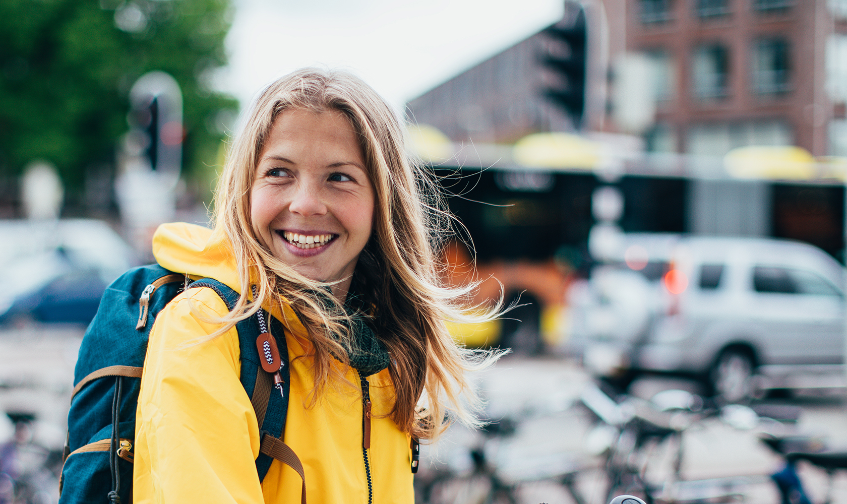 Kvinna i gul jacka med cykel