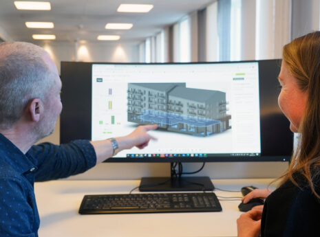 Två personer framför datorskärm