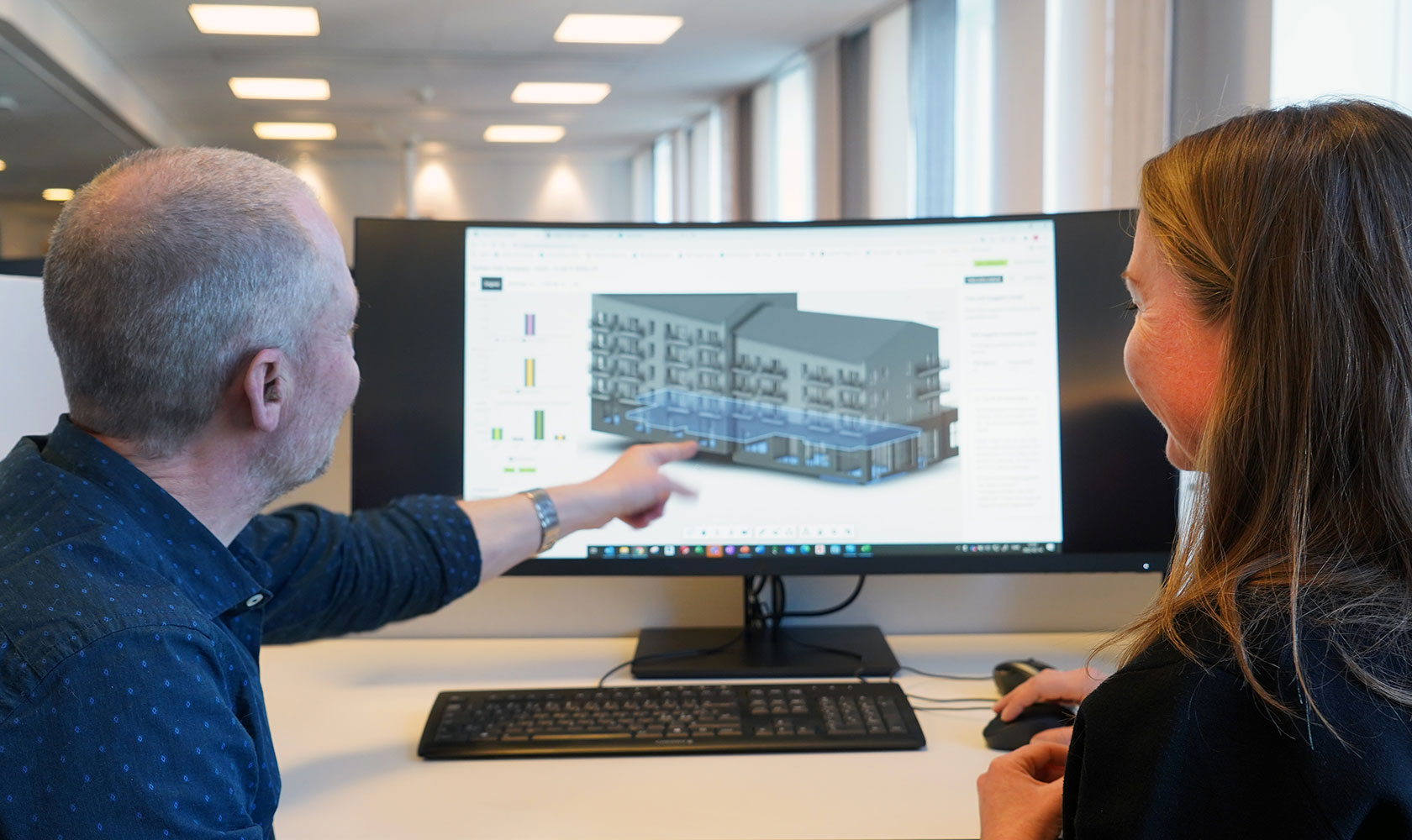 Två personer framför datorskärm