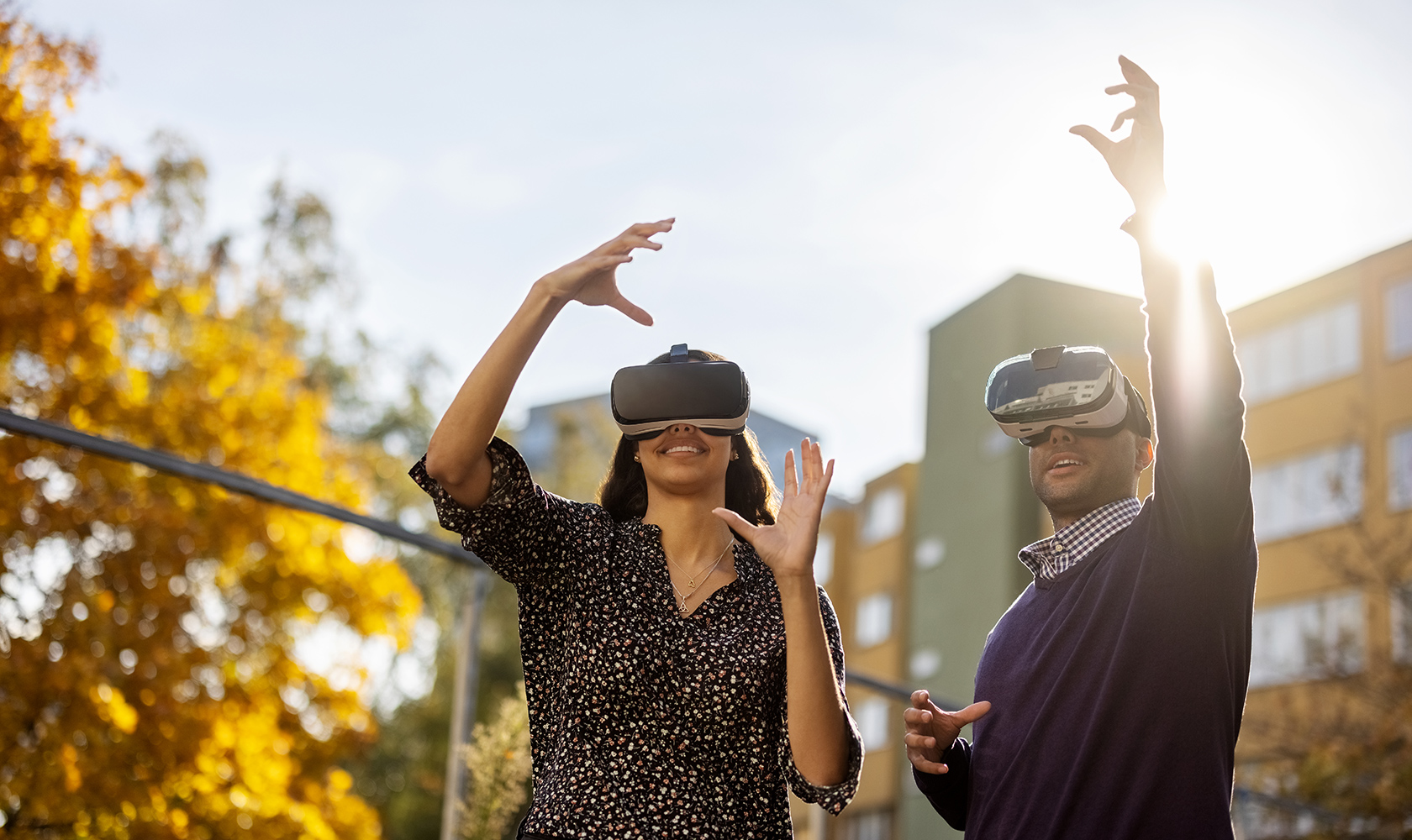 Två personer utomhus med VR-glasögon