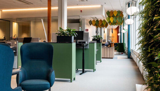 kontor med gröna fotöljer