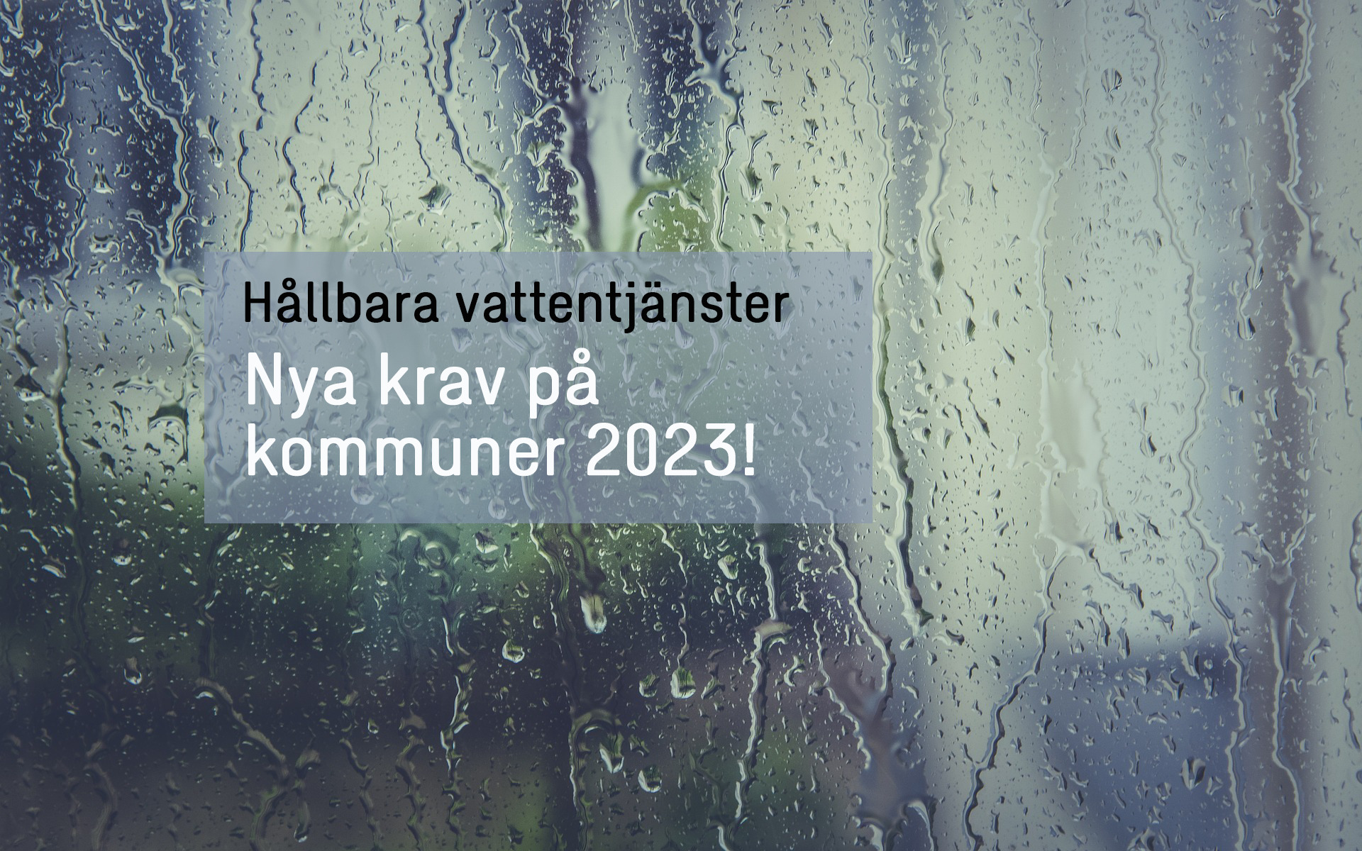Regndroppar på fönster och text