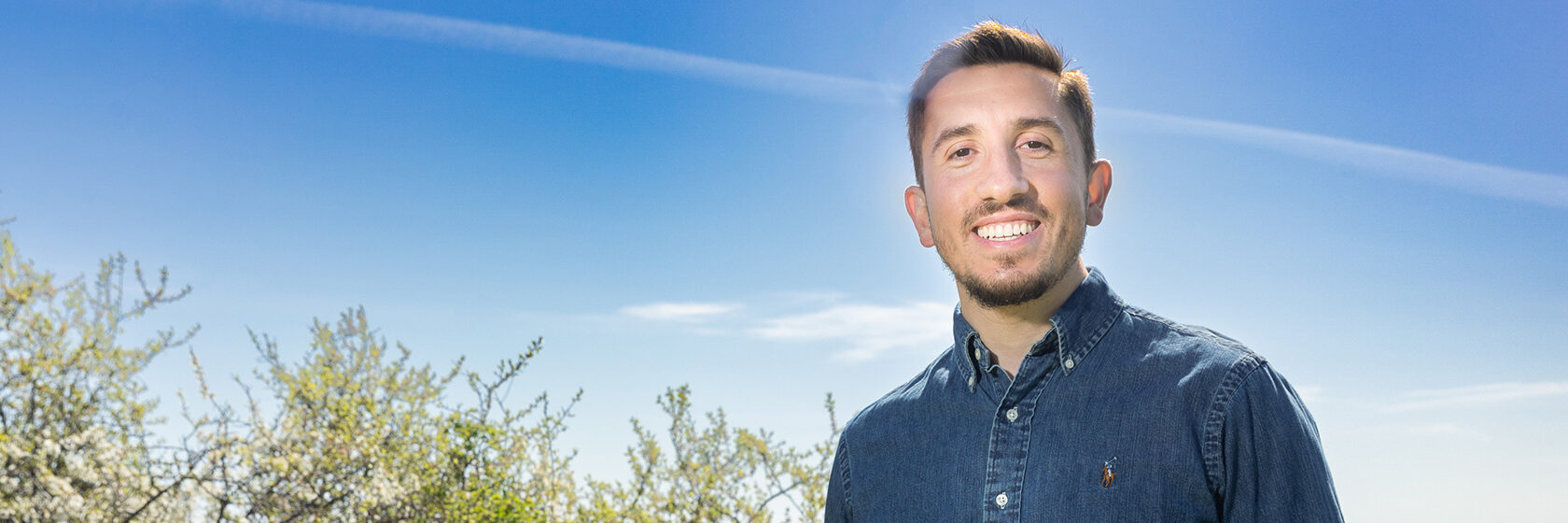 Egzon Haliti framför en blå himmel