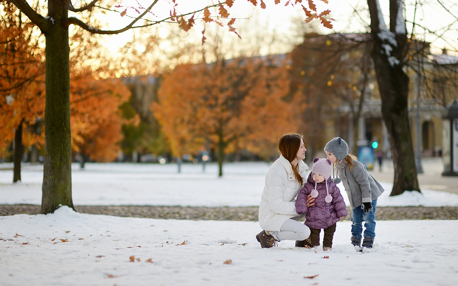 Mamma med två barn i snölandskap