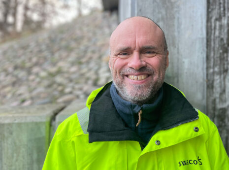 Mikael framför betongvägg