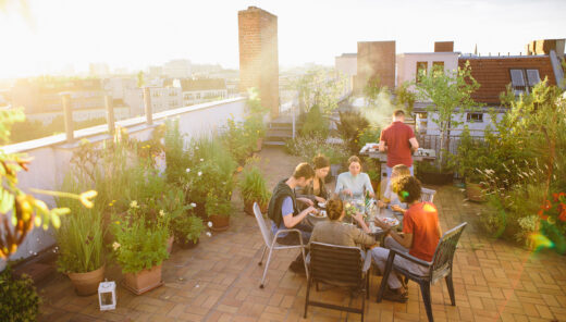 Människor umgås uppe på takterass