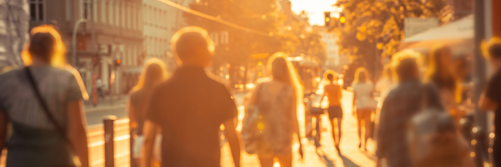 Människor på gata i motljus