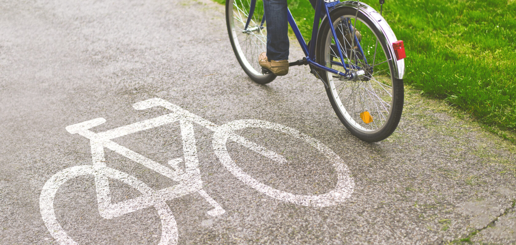 Cyklist på cykelbana