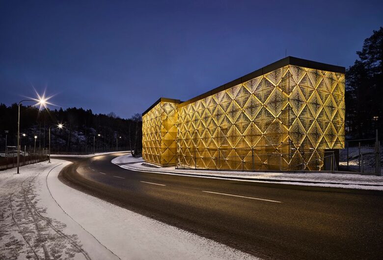 Gubbängens återvinningsstation. Kvällsvy