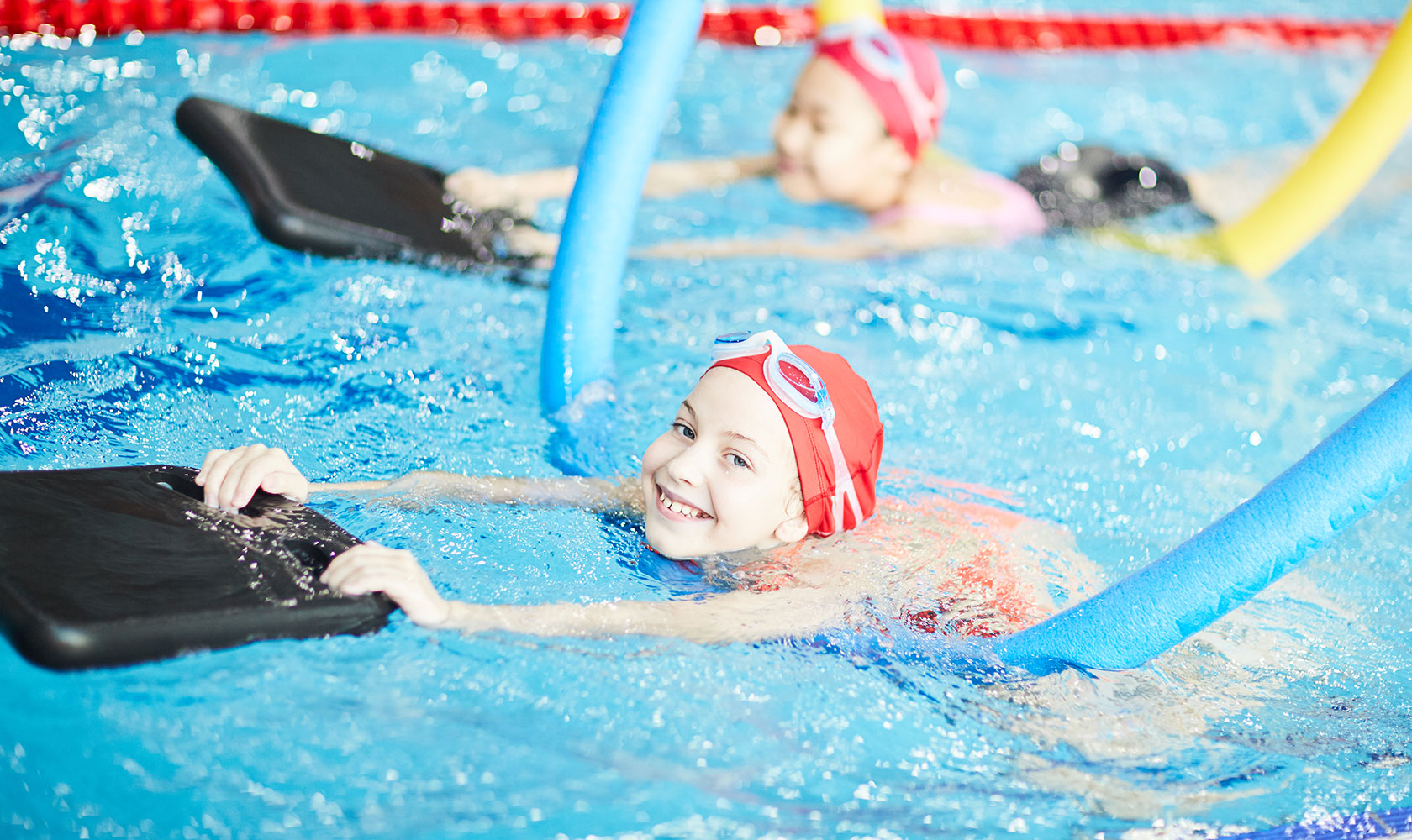 barn i simskola i inomhusbassäng