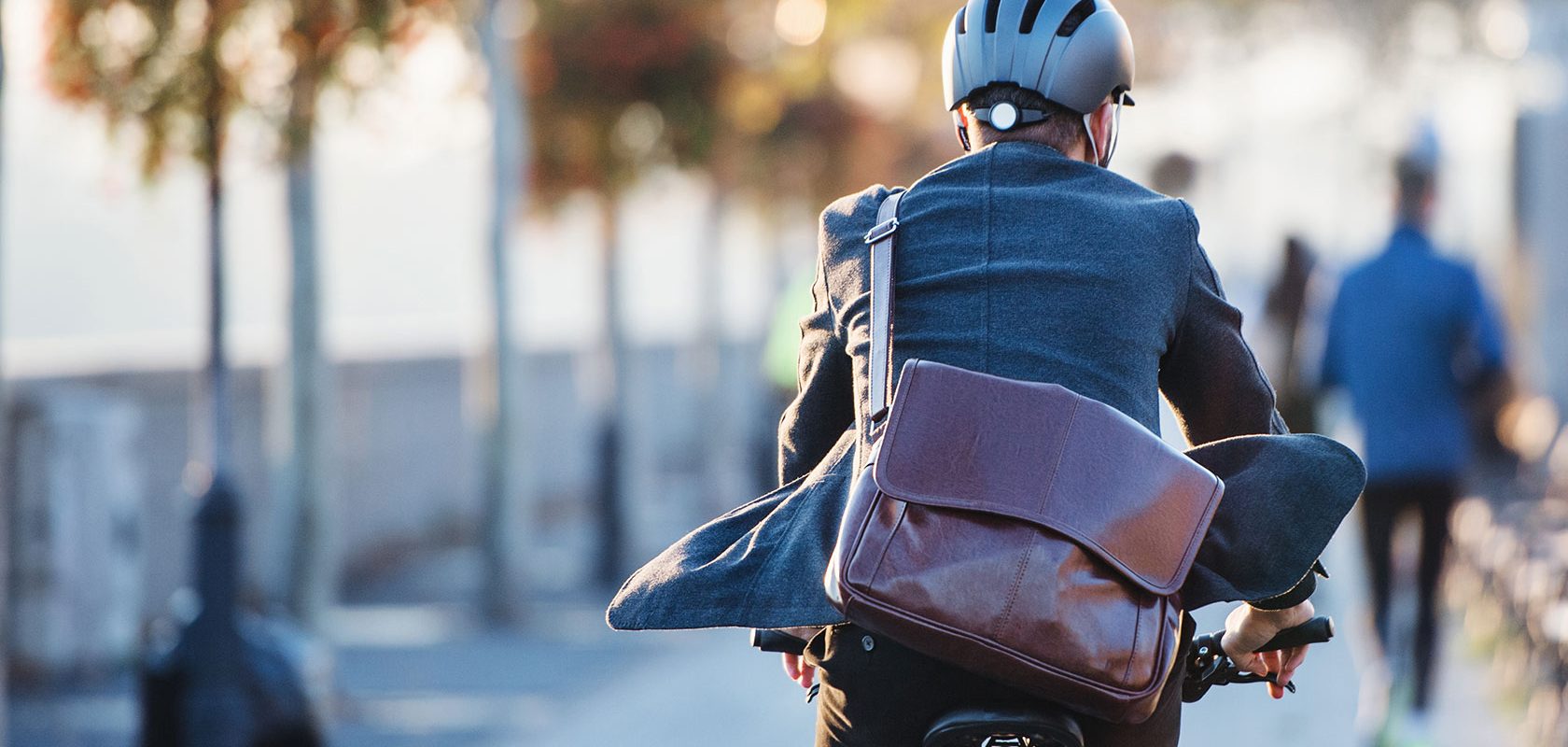Cyklist på väg till jobbet