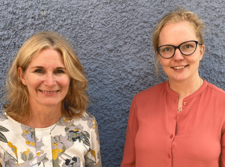 Ulrica Gustafsson och Emma Danielsson framför Angeredsgymnasiet