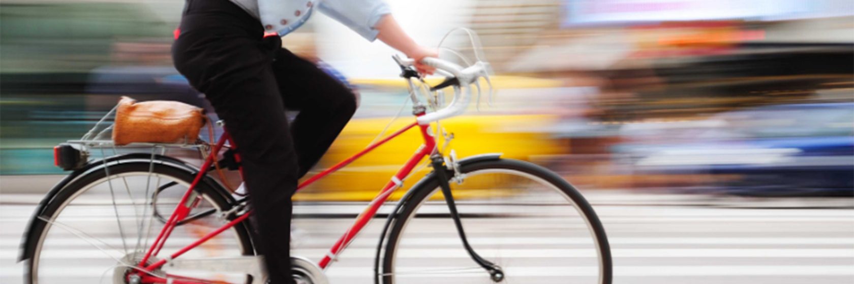 Kvinna på en röd cykel