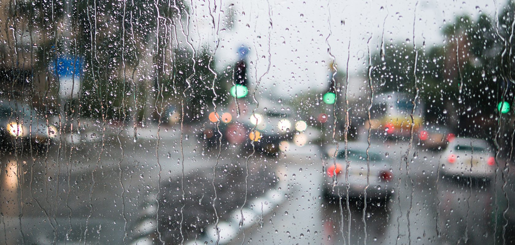 Regn på vindruta i stadstrafik