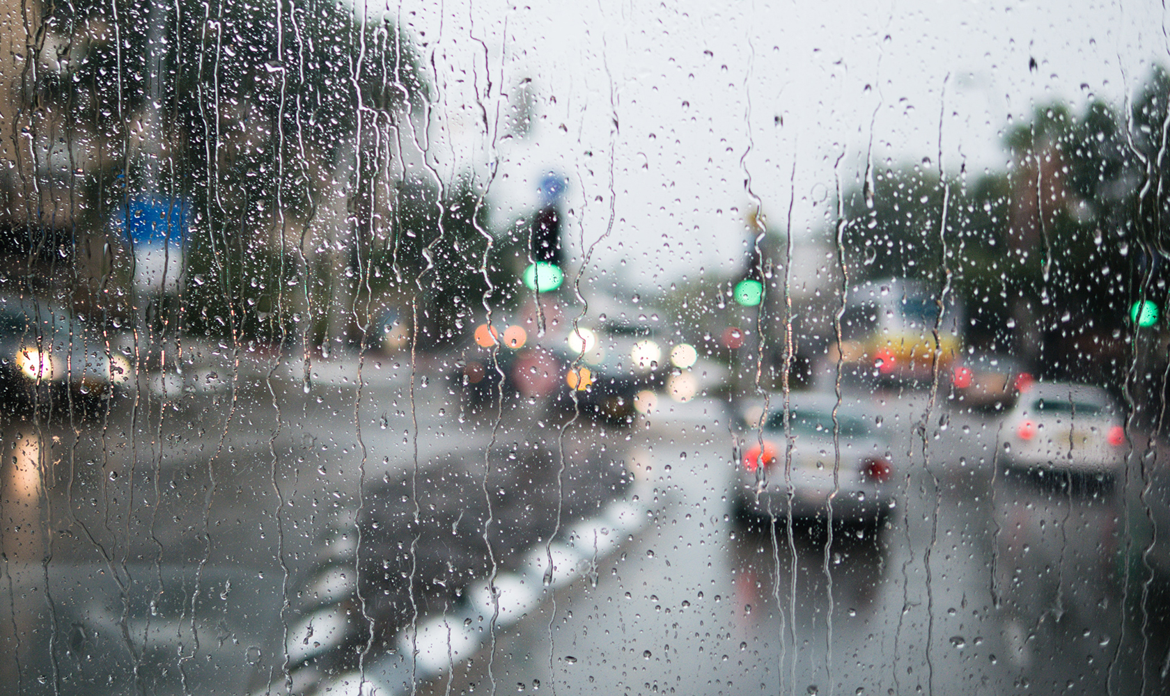 Regn på vindruta i stadstrafik