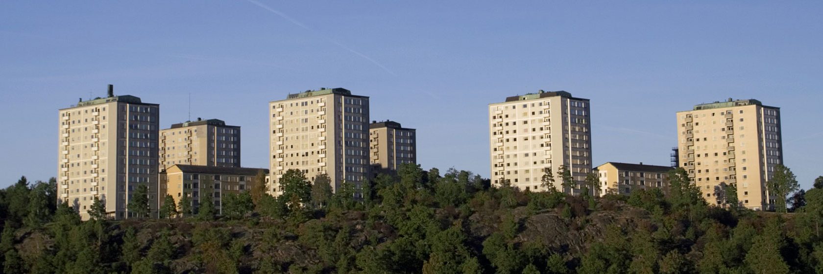 Miljonprogramshus på en kulle