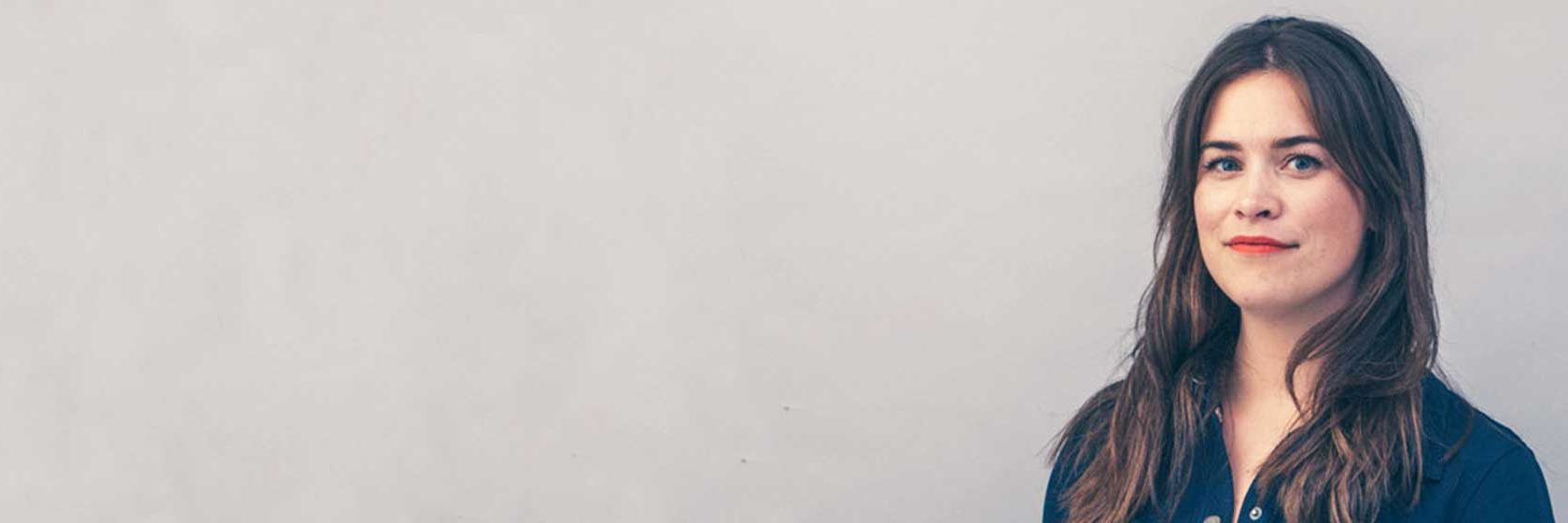 Bild på kvinna med mörkt hår