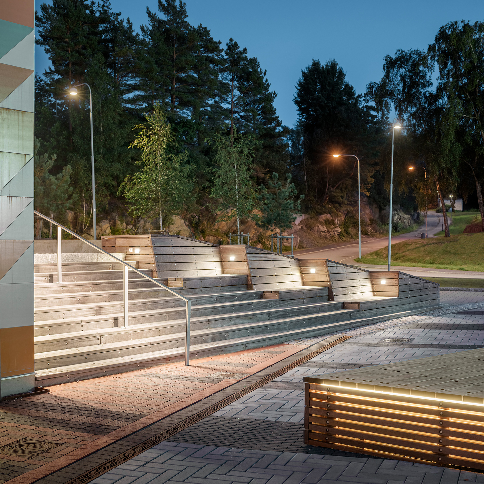 Kulturhuset i bergsjön upplyst trappa på kvällen