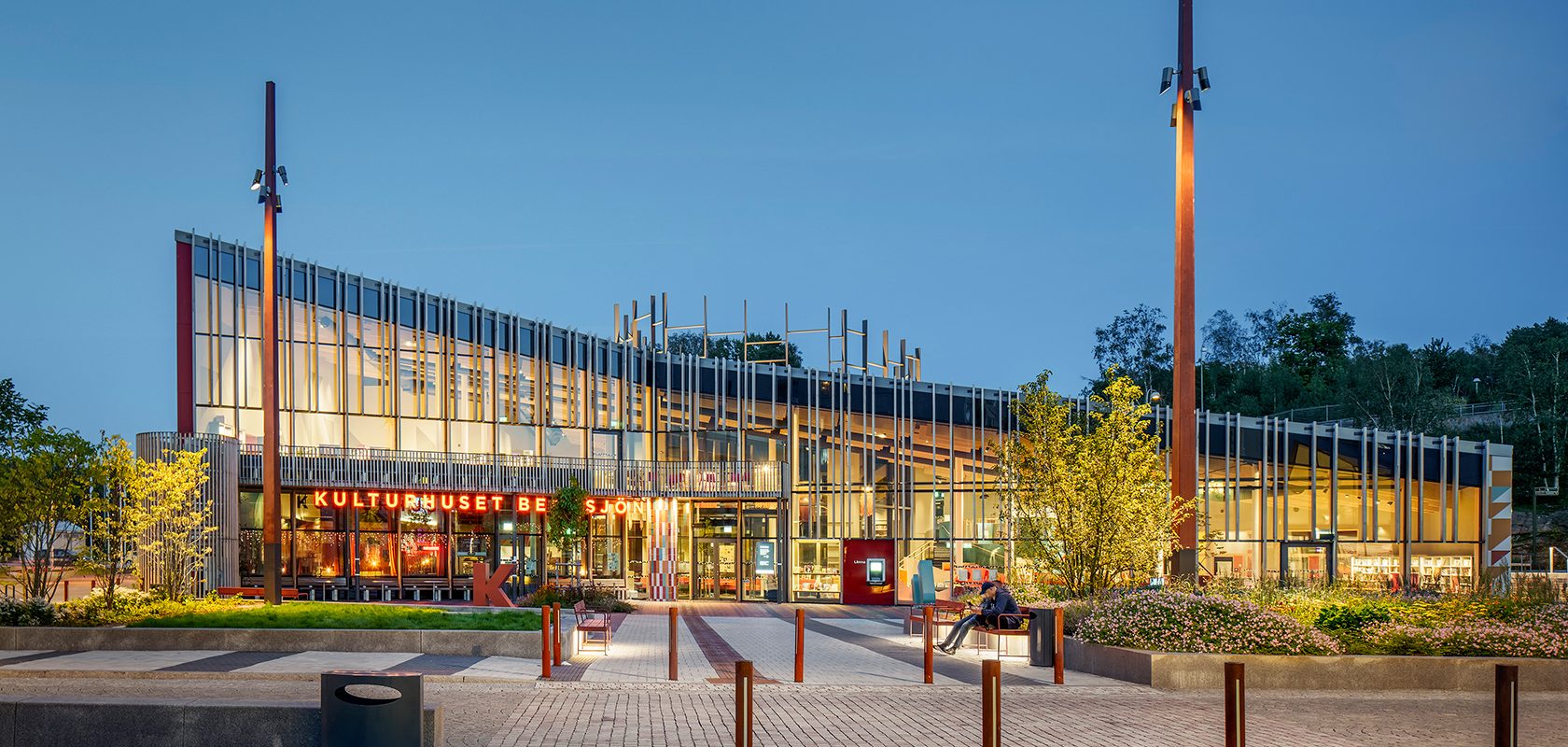Entré till kulturhuset i Bergsjön i skymning