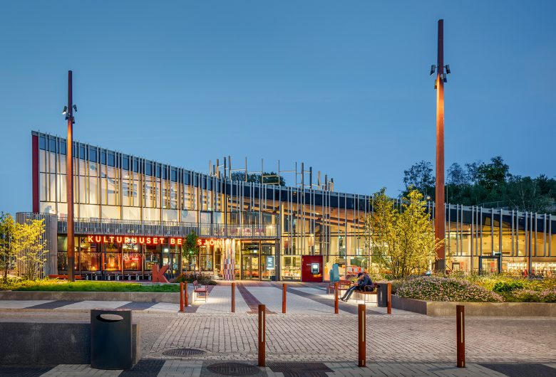 Entré till kulturhuset i Bergsjön i skymning