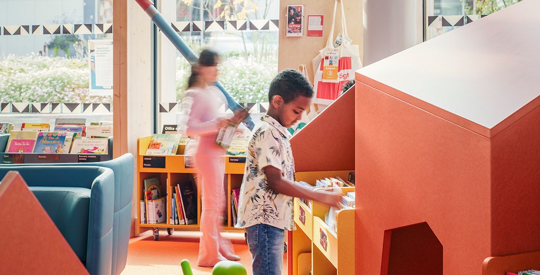 Barn på bibliotek
