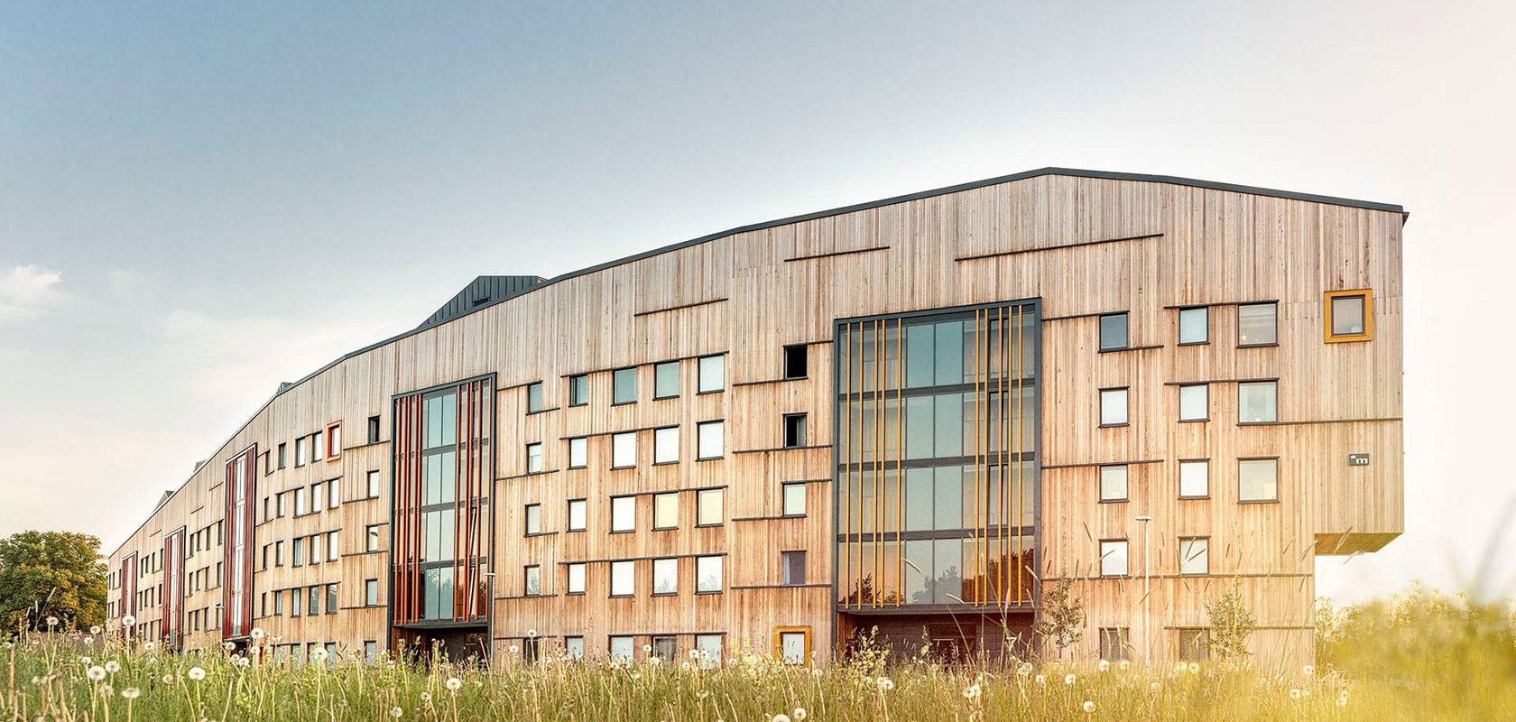 En stor träbyggnad med små fönster